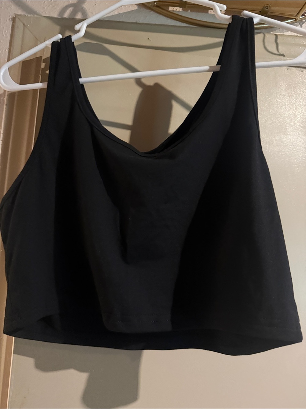 SHEIN Black Scoop Neck Cropped Tank Top